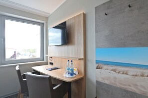 Minibar, skrivebord, skrivebord for bærbar PC og wi-fi (inkludert)