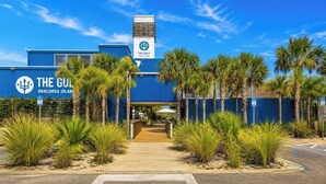 Un edificio con un cartel que dice 'The Gulf Oklahoma Island'.