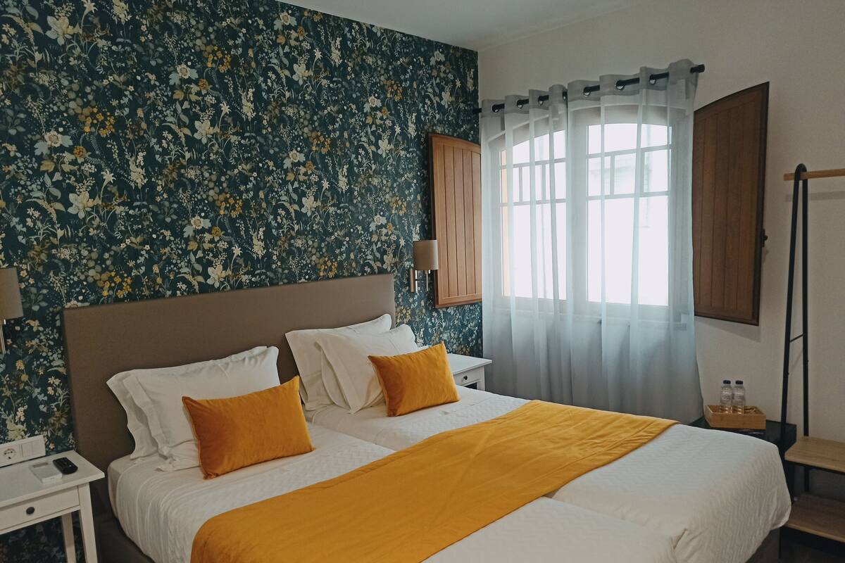 Soundproofing, free WiFi, bed sheets