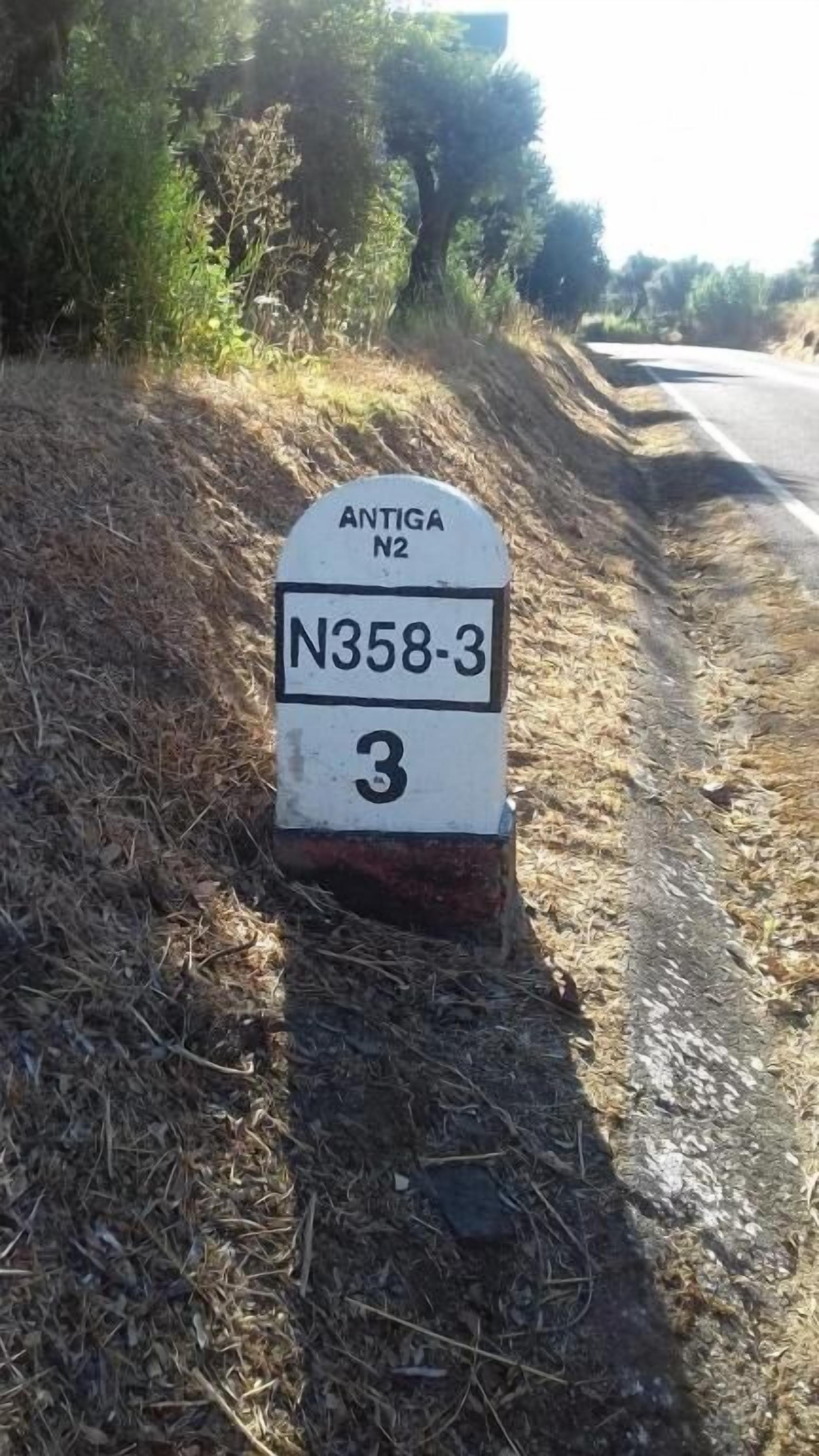 A road sign with 'ANTIGA N2' and 'N358-3' on it.
