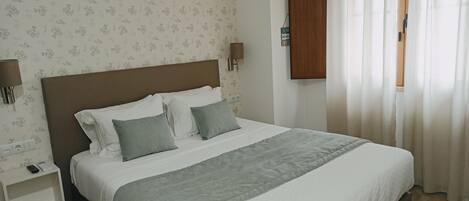 Eenvoudige tweepersoonskamer | Geluiddichte muren, gratis wifi, beddengoed