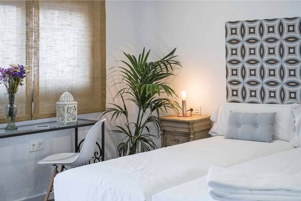 Venerables 7 | Yksilöllisesti sisustettu, yksilöllisesti kalustettu, työpöytä