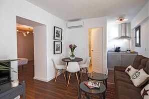 Venerables 7 | Living area | 40-inch flat-screen TV with satellite channels - Apartamento Los Venerables  (Seville)