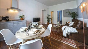 Un espacio habitable moderno con comedor, cocina y zona de estar.