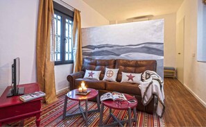 Venerables 1 | Oleskelualue | 40–tuumainen taulutelevisio, jossa satelliittikanavat