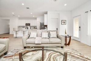 Smart TV, computer monitors - Rammies Exquisite Home With Pool Access (Katy)