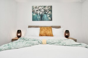 4 bedrooms, in-room safe, desk, iron/ironing board - Rammies Exquisite Home With Pool Access (Katy)