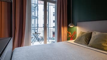Studio with Balcony | In-room safe, blackout drapes, soundproofing, free WiFi