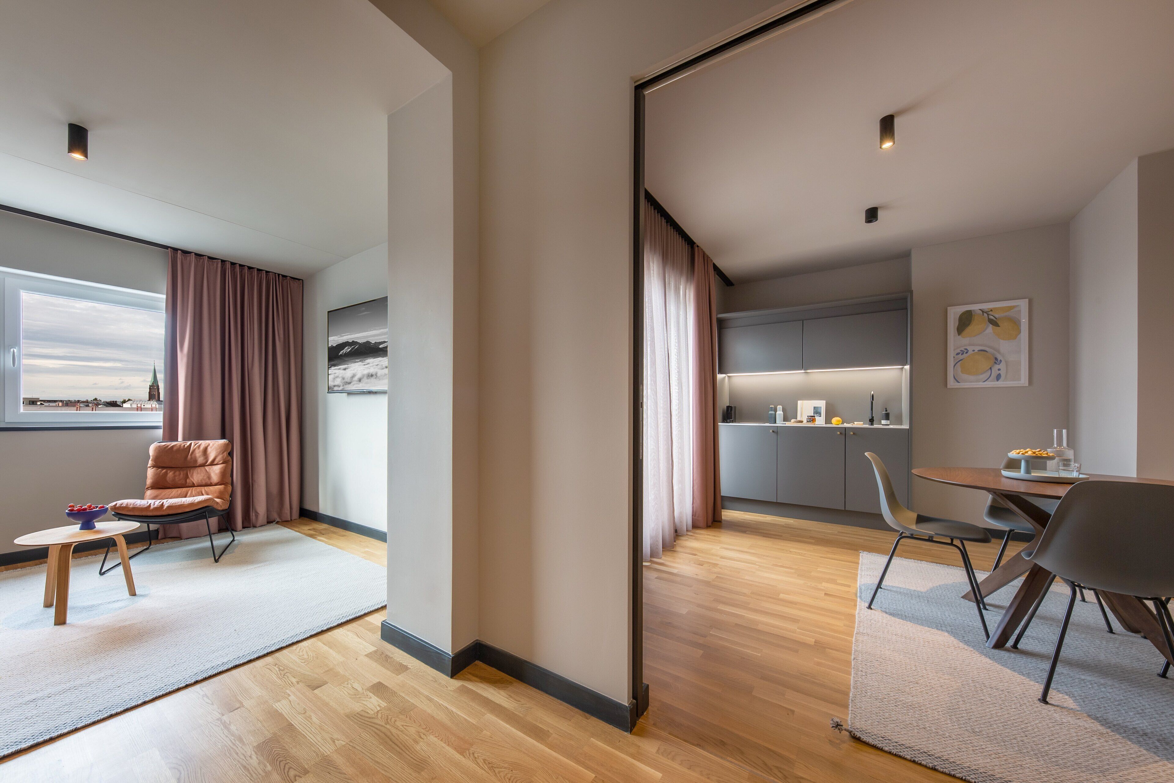 Tallelokero huoneessa, pimennysverhot, äänieristys, ilmainen Wi-Fi