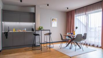 Standard-Apartment, 1 King-Bett, Küche (with Sofabed, Full Kitchen) | Zimmersafe, Verdunkelungsvorhänge, schallisolierte Zimmer