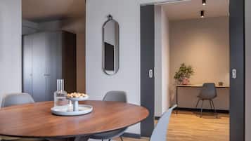 Apartemen Mewah, 1 Tempat Tidur King, dapur (with Sofabed, Full Kitchen) | Brankas, tirai kedap cahaya, kedap suara, dan Wi-Fi gratis