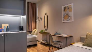 スタンダード アパートメント クイーンベッド 1 台 キッチン (Full Kitchen, XtraSmart) | セーフティボックス (室内)、遮光カーテン、防音設備、WiFi (無料)