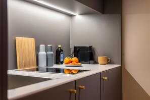 Căn hộ Tiêu chuẩn, 1 giường cỡ queen, ban công (Full Kitchen) | Bếp nhỏ riêng | Tủ lạnh, lò vi sóng, bếp nấu, dụng cụ pha espresso 