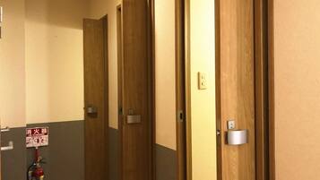 シャワー、レインフォールシャワー、バスアメニティ (無料)、シャンプー