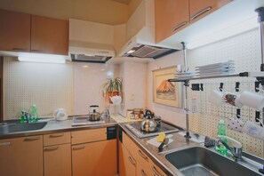 Refrigerador, microondas, parrilla de estufa y artículos de limpieza