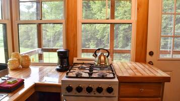 Fridge, oven, stovetop, coffee/tea maker