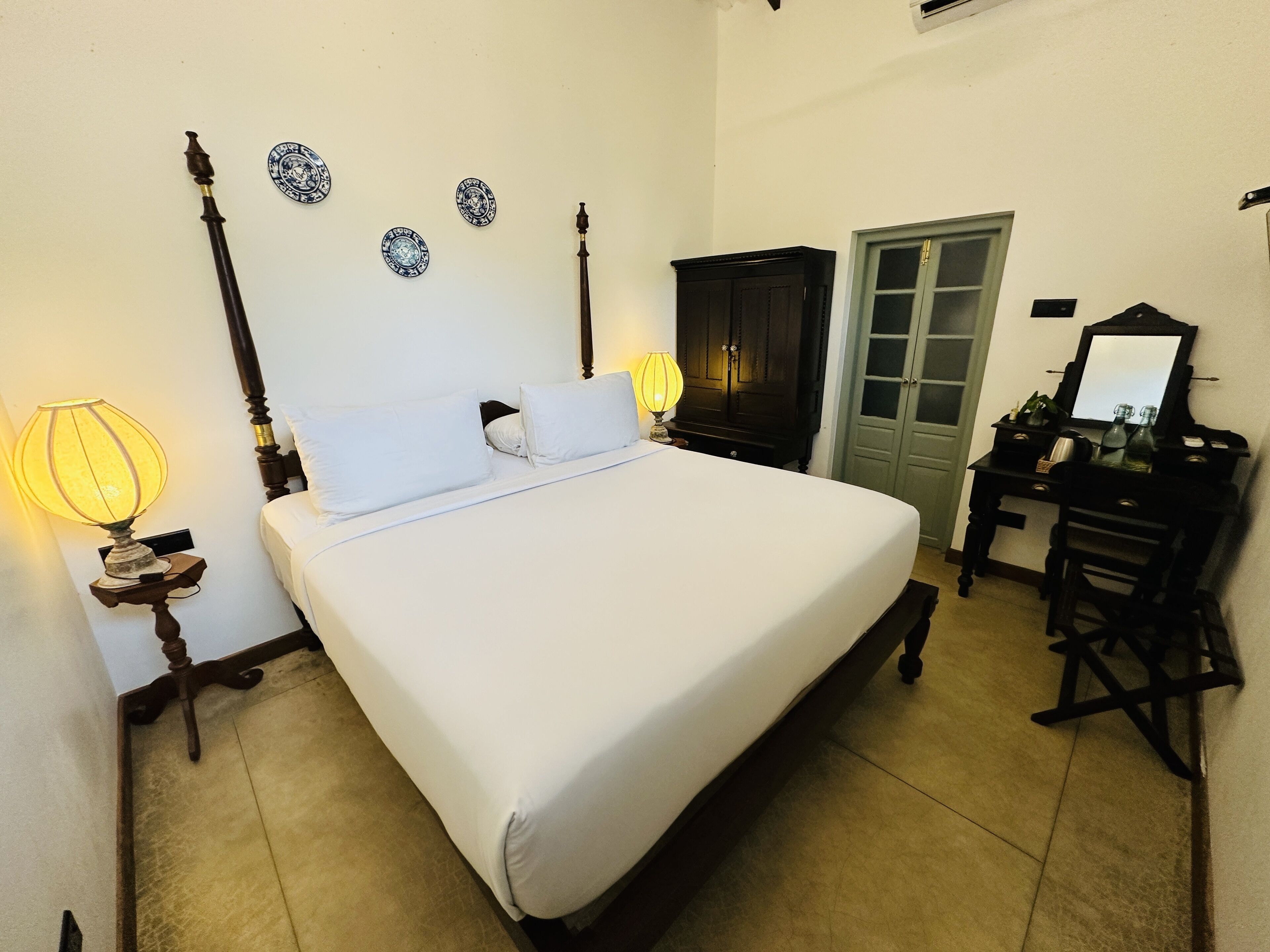 Caja de seguridad en la habitación y decoración personalizada 