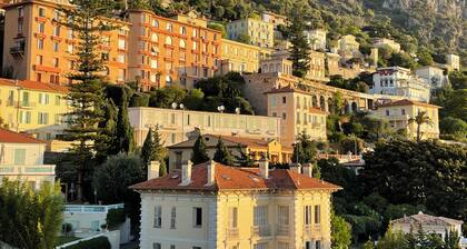 Penthouse for 2, top location, sea view, parking, elevator, air conditioning.