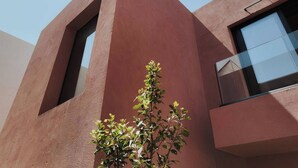 Un edificio moderno con una facciata triangolare e ampie finestre.