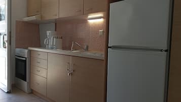 Fridge, oven, stovetop, coffee/tea maker