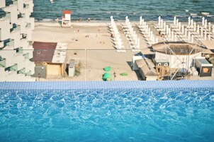 Na praia, areia branca, 10 bares na praia