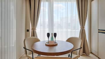 1 bedroom, minibar, desk, laptop workspace