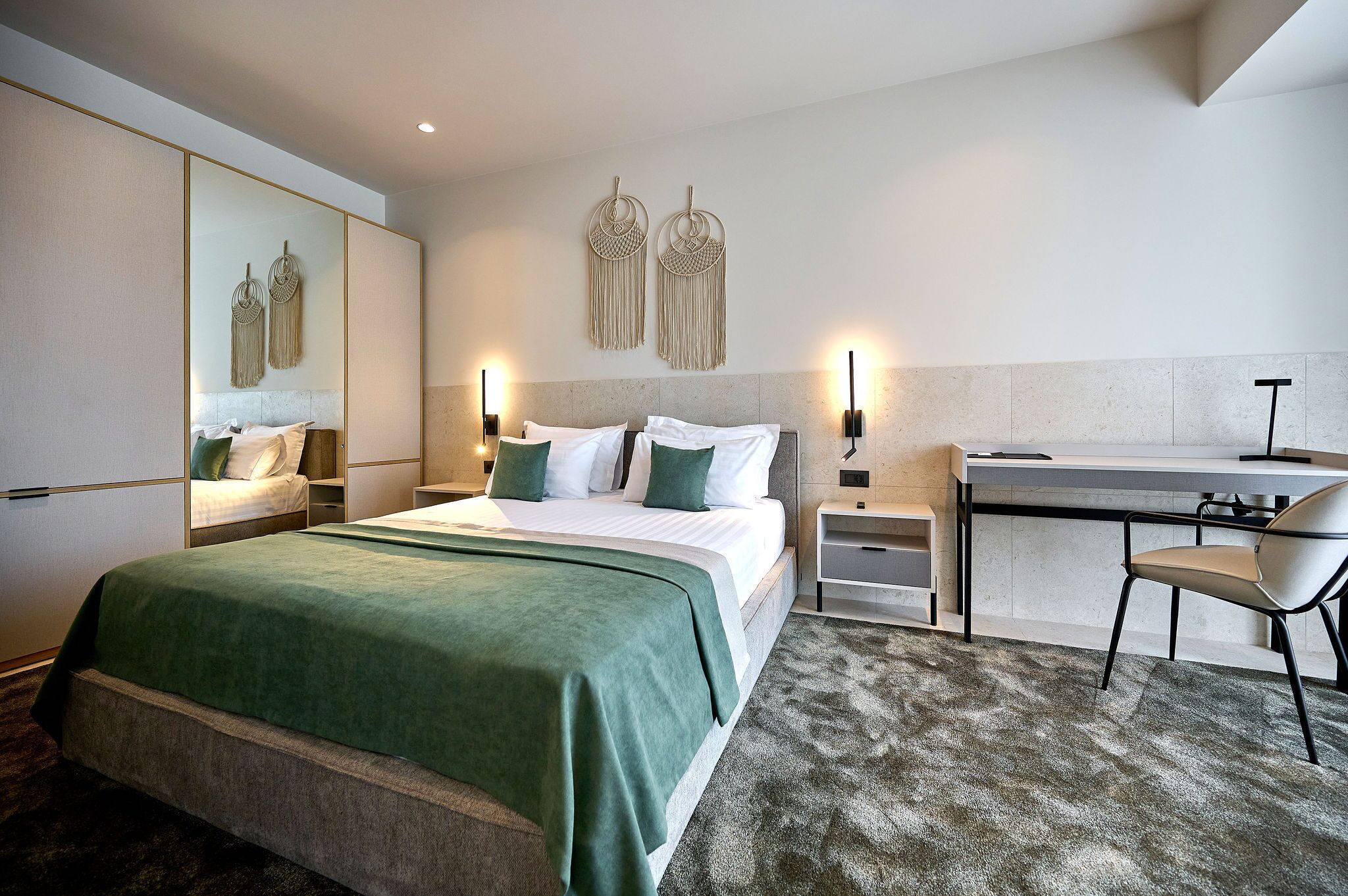 Minibar, skrivbord, arbetsyta för laptop och mörkläggningsgardiner