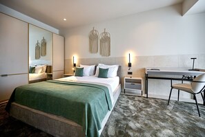 ميني بار ومكتب ومساحة عمل للكمبيوتر المحمول وستائر تعتيم