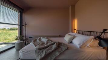 3 slaapkamers, een strijkplank/strijkijzer, gratis wifi, beddengoed