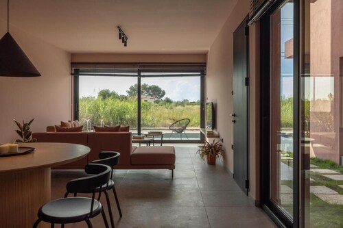 Mocha Villa "Right": Modern Sanctuary with Pool! Stay-Relax-Recharge in Preveza!