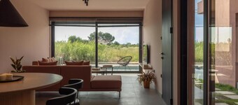 Mocha Villa "Right": Modern Sanctuary with Pool! Stay-Relax-Recharge in Preveza!