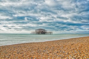Basic Apartment, 1 Double Bed with Sofa bed | Beach - Bright & Stylish 1BD Flat - Brighton (Hove)