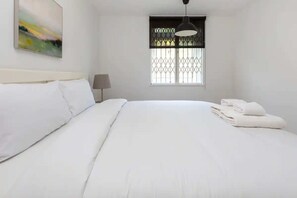 4 عدّة غرف نوم ومكواة/لوح كي وملاءات أسرّة