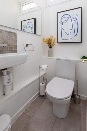 Maison, plusieurs lits | Salle de bain | Sèche-cheveux, serviettes fournies, savon, shampoing