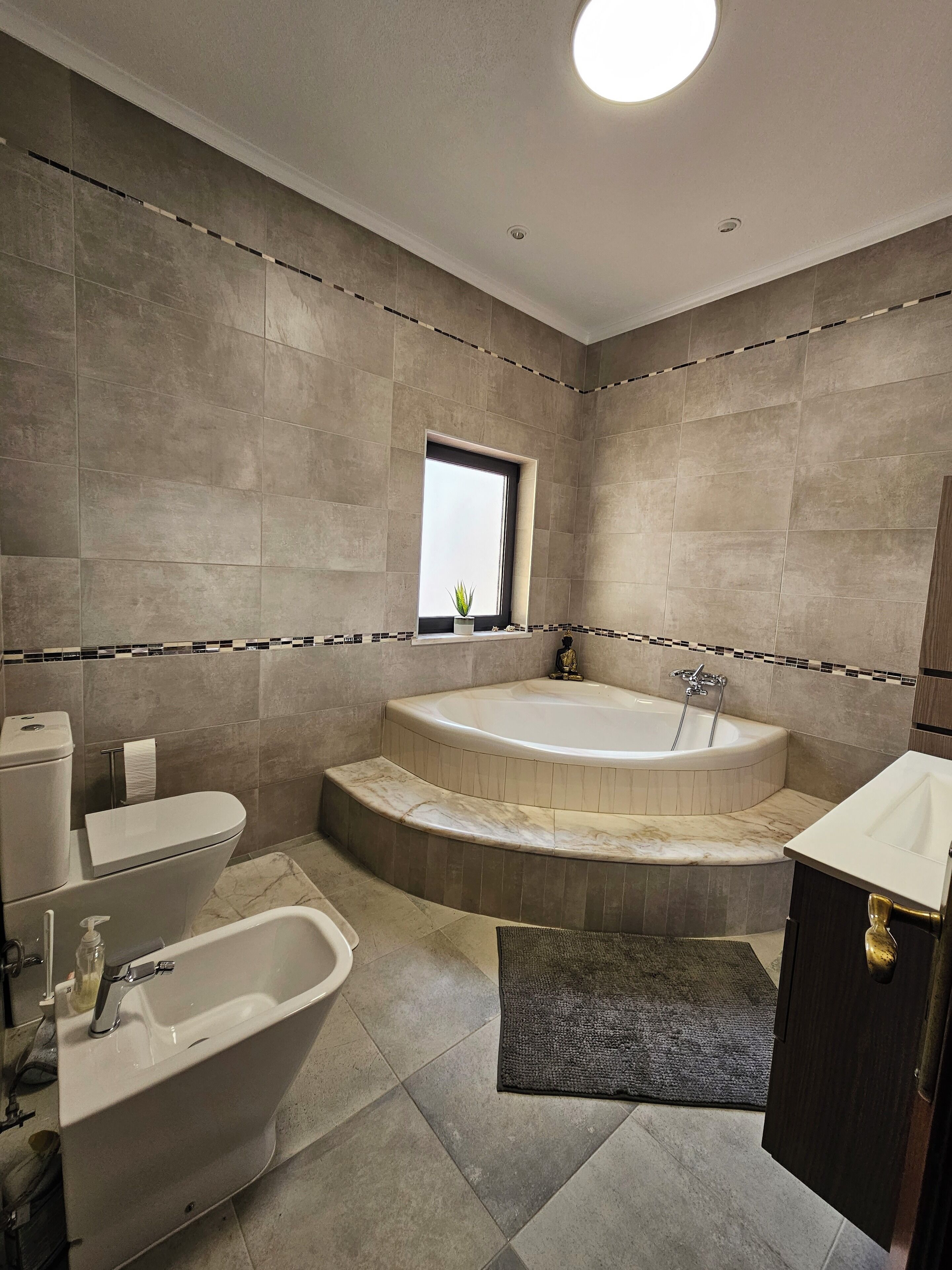 スイート | バスルーム | ヘアドライヤー、スリッパ、タオル