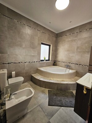 Sviitti | Kylpyhuone | Hiustenkuivaaja, tohvelit, pyyhkeet