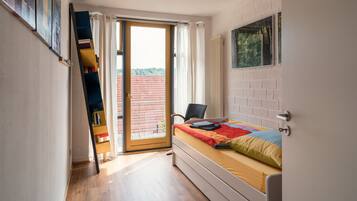 2 Schlafzimmer, Schreibtisch, Bügeleisen/Bügelbrett, Reisekinderbett