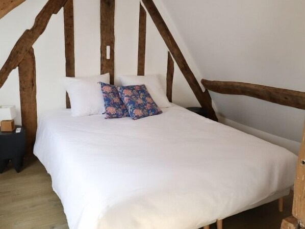 2 bedrooms, iron/ironing board, Internet, bed sheets