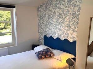 2 bedrooms, iron/ironing board, Internet, bed sheets