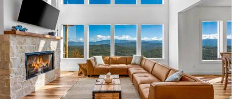 Télévision, cheminée, baby-foot