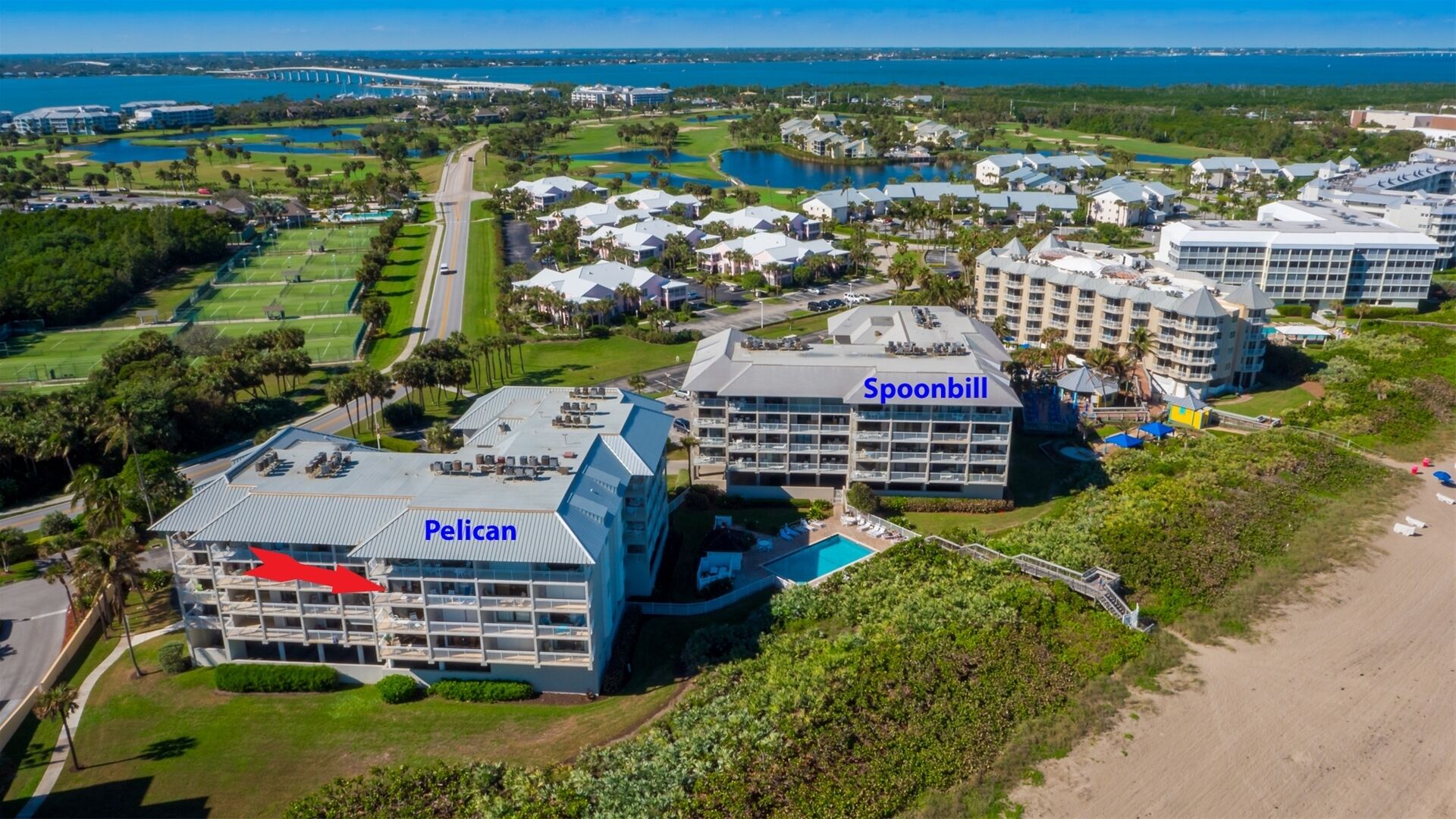 Ilmakuva lomakeskuksesta, jossa sijaitsevat rakennukset nimeltä »Pelican» ja »Spoonbill». Kuvassa näkyy myös golfkenttä, ranta ja vesialueita.