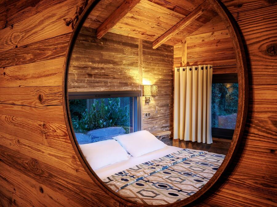 Deluxe chalet | Badkamer | Een douche, een haardroger, handdoeken