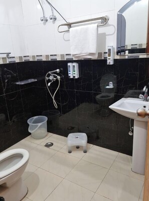 Habitación Premium doble | Baño | Ducha, artículos de higiene personal gratuitos, toallas y jabón