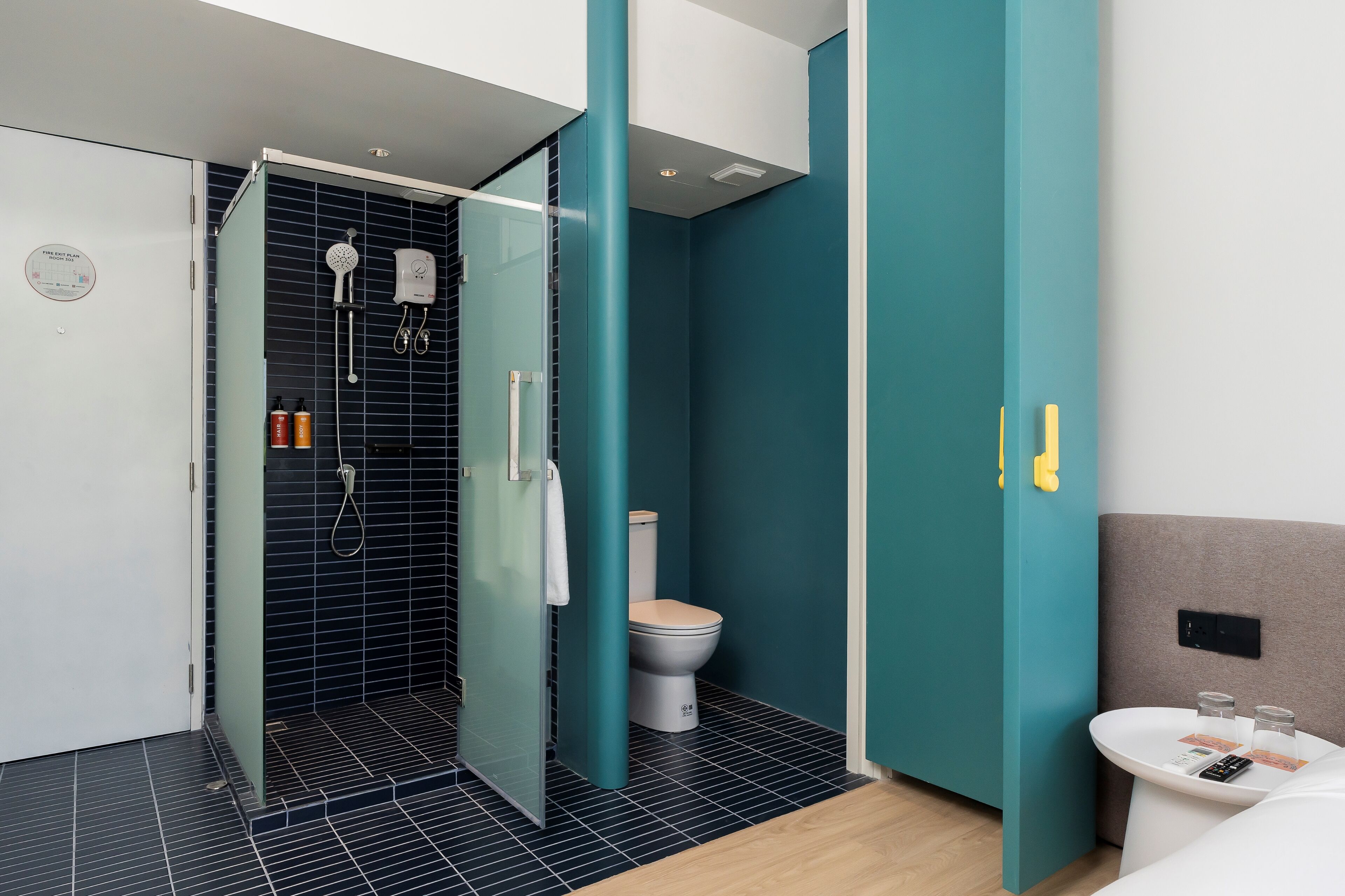 Un baño moderno con ducha, inodoro y lavamanos.