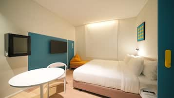 Chambre Double Standard | Bureau, espace de travail pour ordinateur portable, rideaux occultants