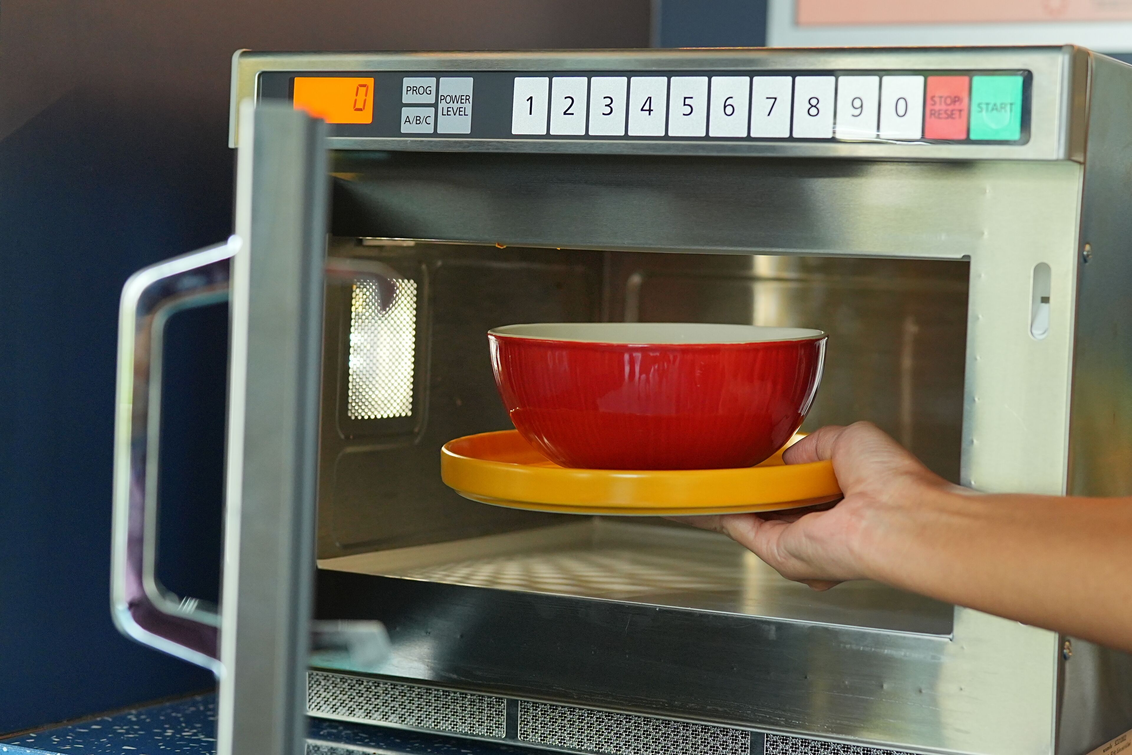 Un four à micro-ondes doté d’un écran numérique et d’un panneau de commande avec des boutons numérotés.