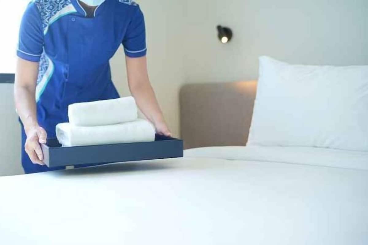 Escritorio, espacio para trabajar con un portátil, cortinas opacas