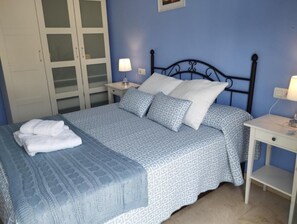 3 makuuhuonetta, työpöytä, äänieristys, silitysrauta/-lauta