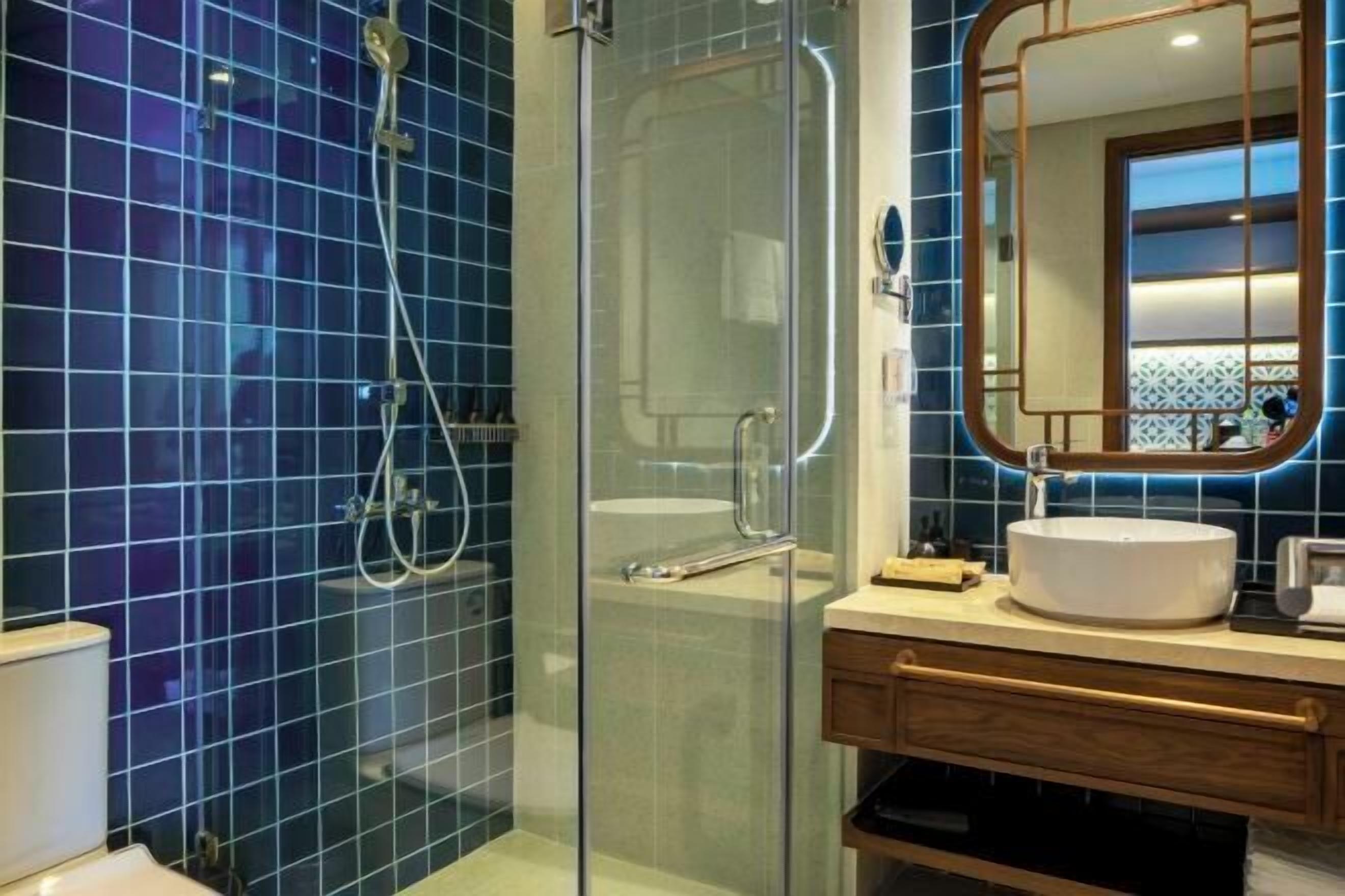 Shower, rainfall showerhead, free toiletries, hair dryer