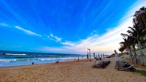 Ubicación a pie de playa y arena blanca